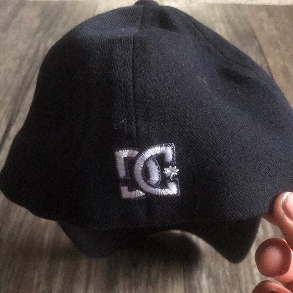 DC Flexfit Hat Black White Logo - Picture 3 of 7
